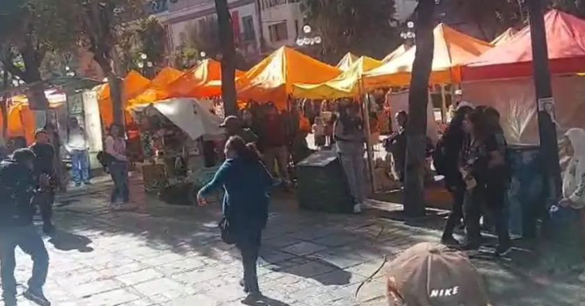 Ciudadanos increpan a dirigentes de la COB y lanzan tomates antes de ampliado de emergencia en La Paz