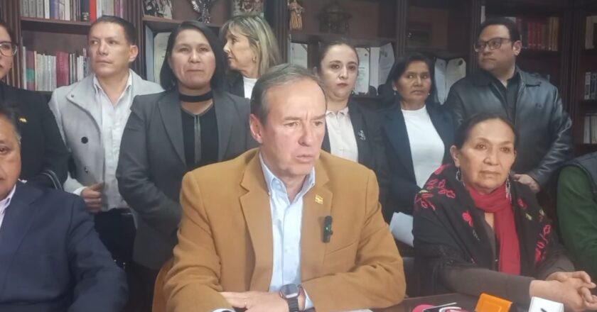 Tuto Quiroga exige al Gobierno aplicar facultades constitucionales y rechaza salidas fuera del orden democrático