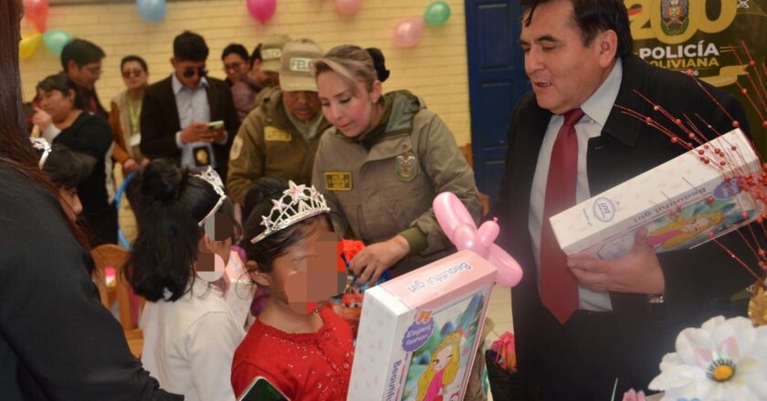 Fiscalía de Oruro entrega juguetes a niñas y niños del Hogar Elisa Andrioli en jornada solidaria