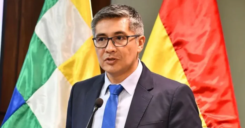 Ministro de Economía pide no caer en la especulación tras la reforma del tipo de cambio