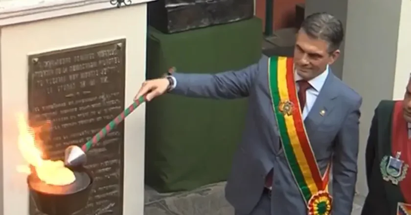 Paz llama a una “nueva revolución libertadora” durante los actos por la efeméride de La Paz