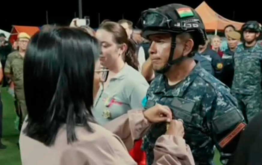 Venezuela condecora a rescatistas bolivianos por su labor tras el doble terremoto