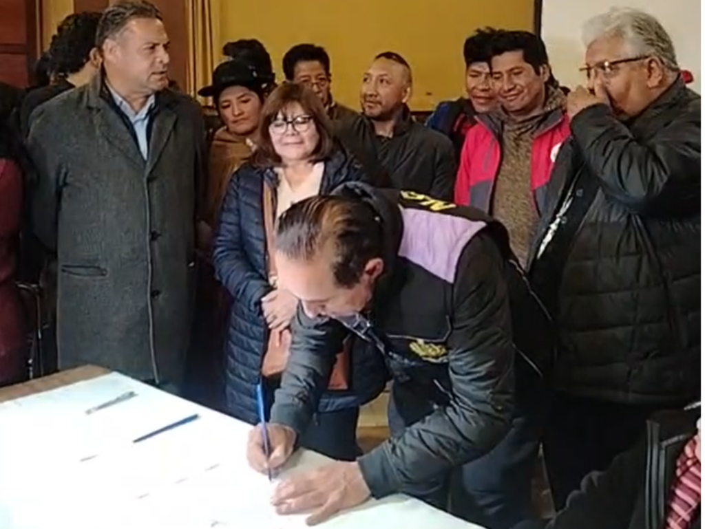 Alcaldía de La Paz y La Paz Limpia acuerdan restituir el recojo de basura tras más de 15 días de conflicto