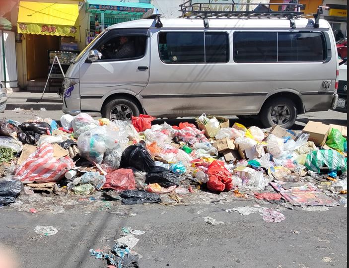 Colegio Médico de La Paz alerta que la acumulación de basura ya representa un riesgo para la salud pública