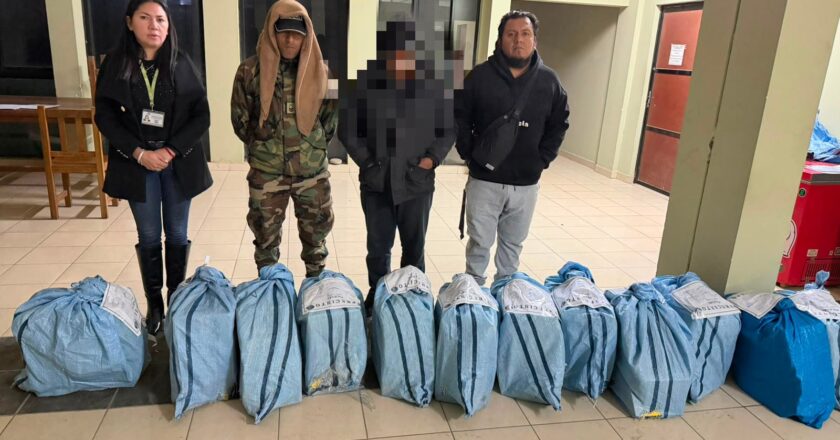 Fiscalía investiga a sujeto encontrado con más de 378 kilos de clorhidrato de cocaína ocultos en un compartimento secreto de un vehículo frigorífico en Tarija