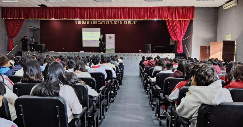 Fiscalía socializó la Ley N° 1636 para la protección de la integridad sexual de niñas, niños y adolescentes en entornos digitales a estudiantes de la Unidad Educativa Liceo Tarija