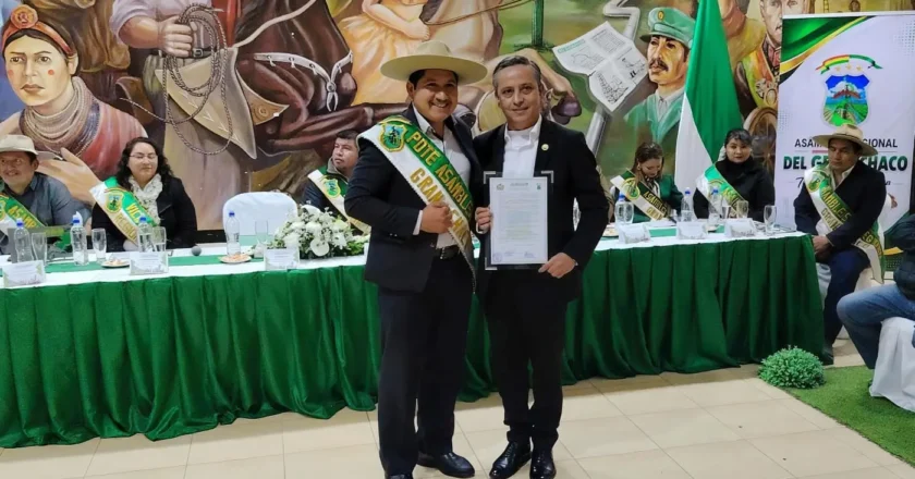 Fiscal Departamental de Tarija recibe reconocimiento durante Sesión de Honor de la Asamblea Regional del Gran Chaco en homenaje a los 368 años de fundación de Caraparí