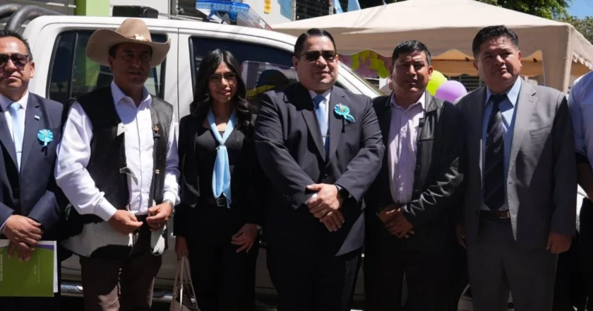 Fiscal General entrega camionetas acondicionadas al IDIF para fortalecer la investigación forense en el Trópico y el Cono Sur de Cochabamba
