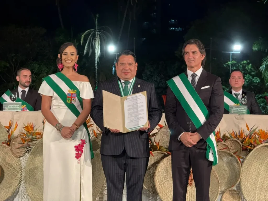 Fiscal General recibe reconocimientos por su trayectoria y aporte a la justicia en el marco de los actos por el 216 aniversario de la Gesta Libertaria de Santa Cruz