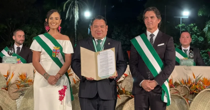 Fiscal General recibe reconocimientos por su trayectoria y aporte a la justicia en el marco de los actos por el 216 aniversario de la Gesta Libertaria de Santa Cruz