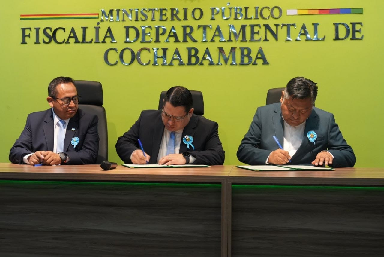 Fiscal General suscribe convenios con municipios de Cochabamba para implementar la interoperabilidad y médicos forenses