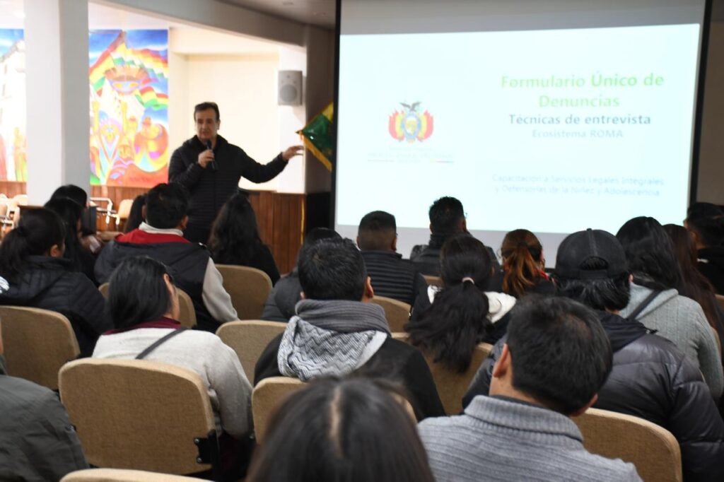 Más de 70 servidores de La Paz y El Alto se capacitan en el manejo del Ecosistema ROMA