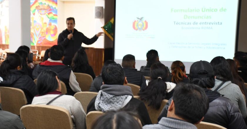 Más de 70 servidores de La Paz y El Alto se capacitan en el manejo del Ecosistema ROMA