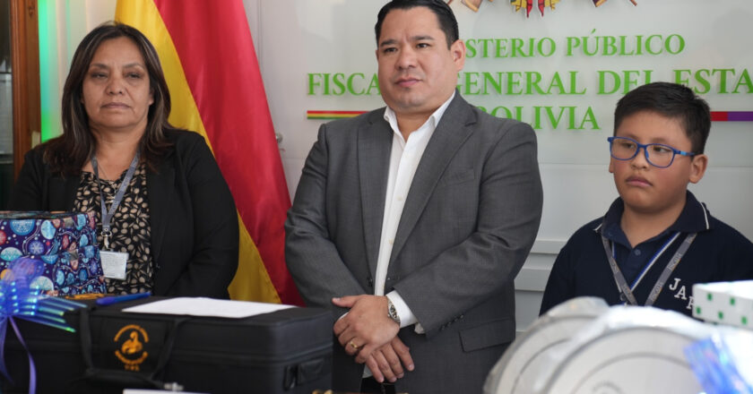 Sucre: Fiscal General del Estado dona instrumentos musicales a la banda escolar de la Unidad Educativa Juana Azurduy de Padilla “B” en su 122º aniversario